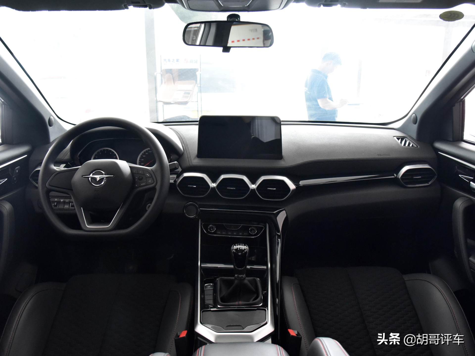 油耗6.9L，尺寸不小省油便宜的高性价比SUV，带你看海马8S