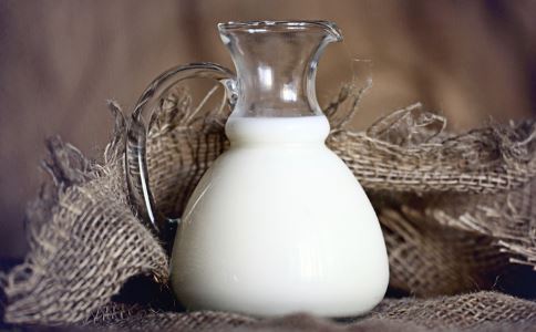 晚上喝牛奶容易爆痘吗,晚上喝牛奶的正确方法与禁忌