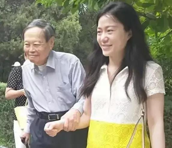 杨振宁孙女与翁帆父亲最新消息,杨澜访谈录杨振宁翁帆夫妇视频