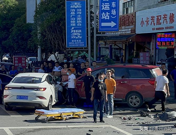 大货车雨天连环相撞一片狼藉,爆笑三车相撞视频