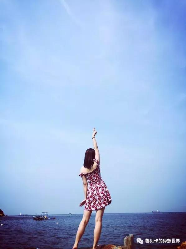 她们穿的连衣裙,她们穿的花裙子