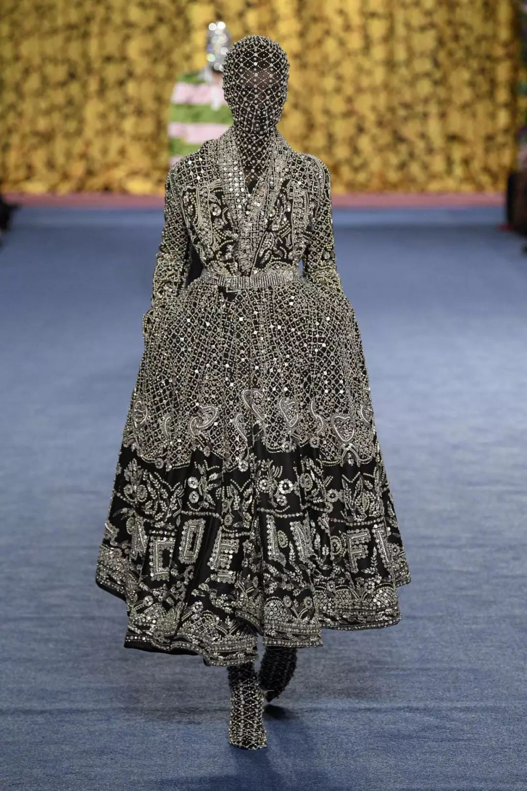 波司登羽绒时装周,波司登伦敦时装周中国红