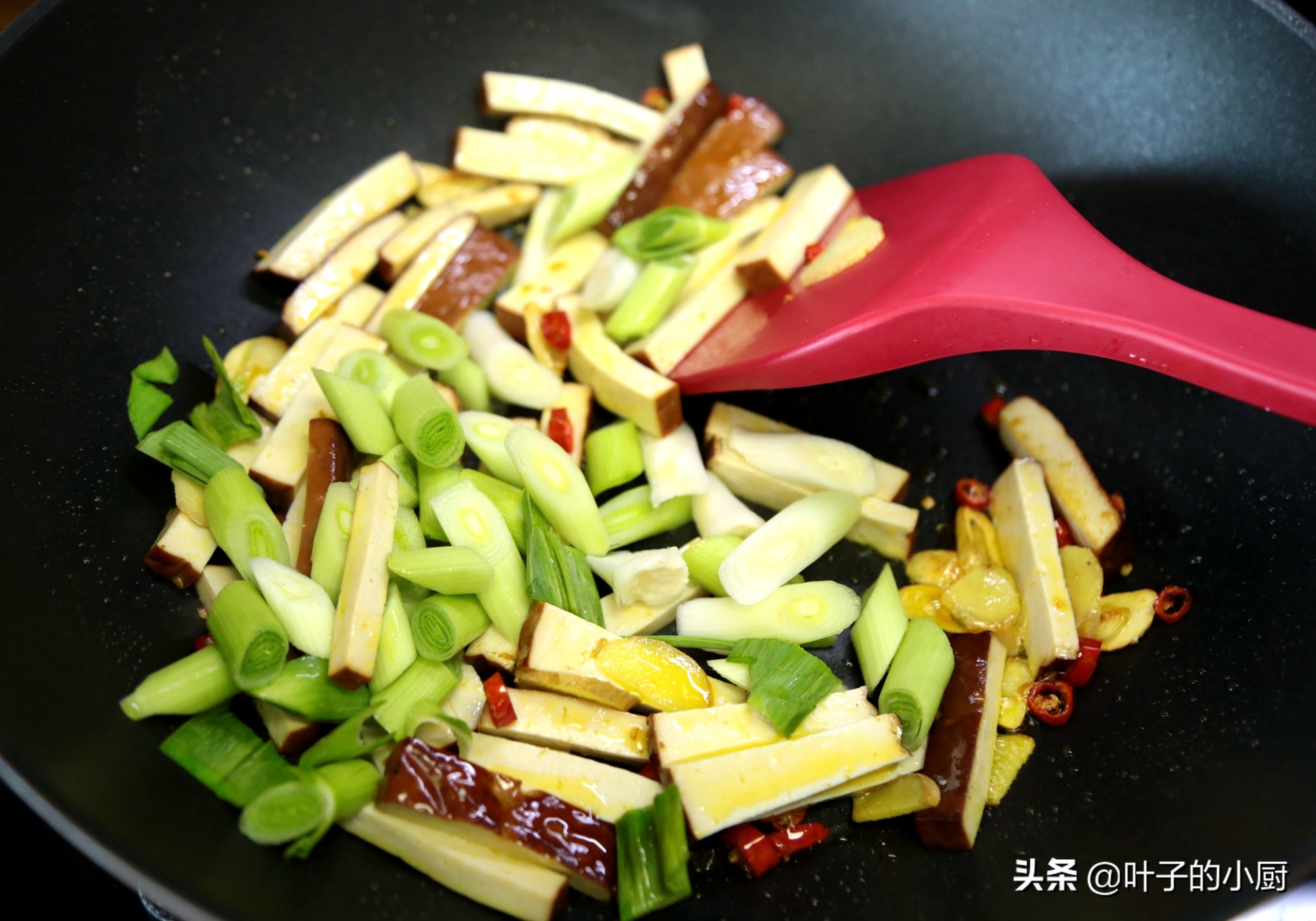 炒蒜苗为什么会苦,炒蒜苗为什么会出汤