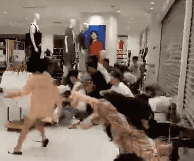 干翻ZARA，一年卖出300亿！这个丑牌子，被试衣间害惨了