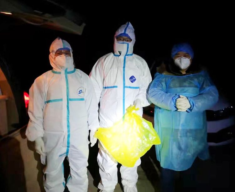 医护人员与孩子隔空喊话,抗疫医生隔空喊话