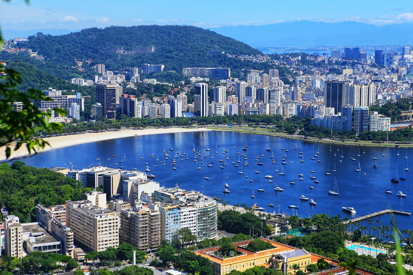 娱乐至死的里约不止狂欢节，怪教堂250彩梯比基尼足球，亮眼