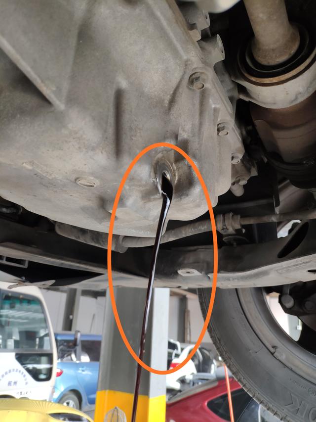 马6换完后减震还是咯噔响,马6上摆臂减震器怎么拆