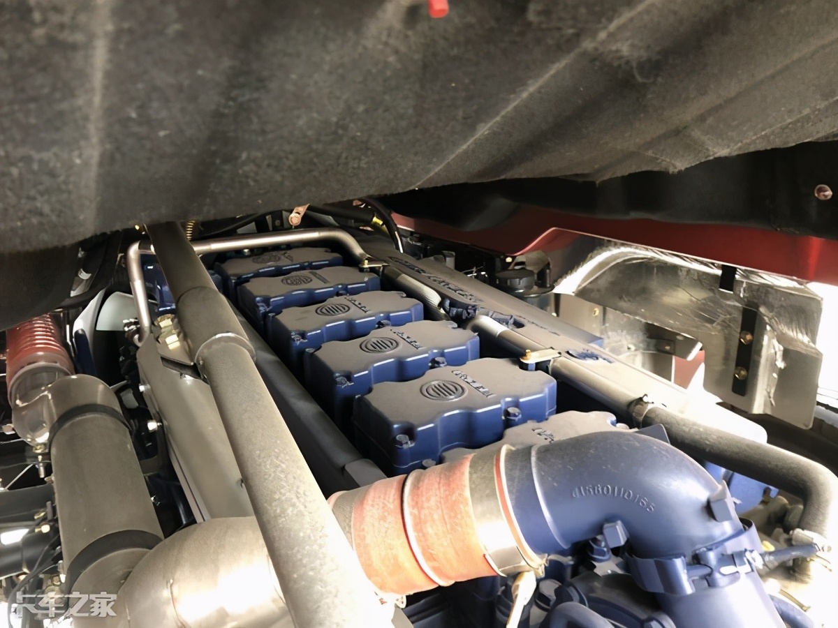 陕汽德龙新款m3000天然气车,德龙m3000牵引车拉大件