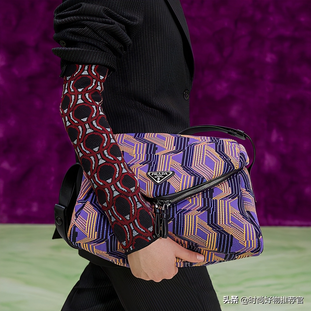 prada绗缝尼龙男士包,prada徽标印花帆布包