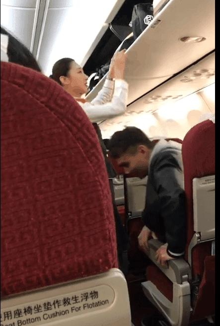 男子飞机上遇到奇葩空姐,男子在飞机上戏弄空姐