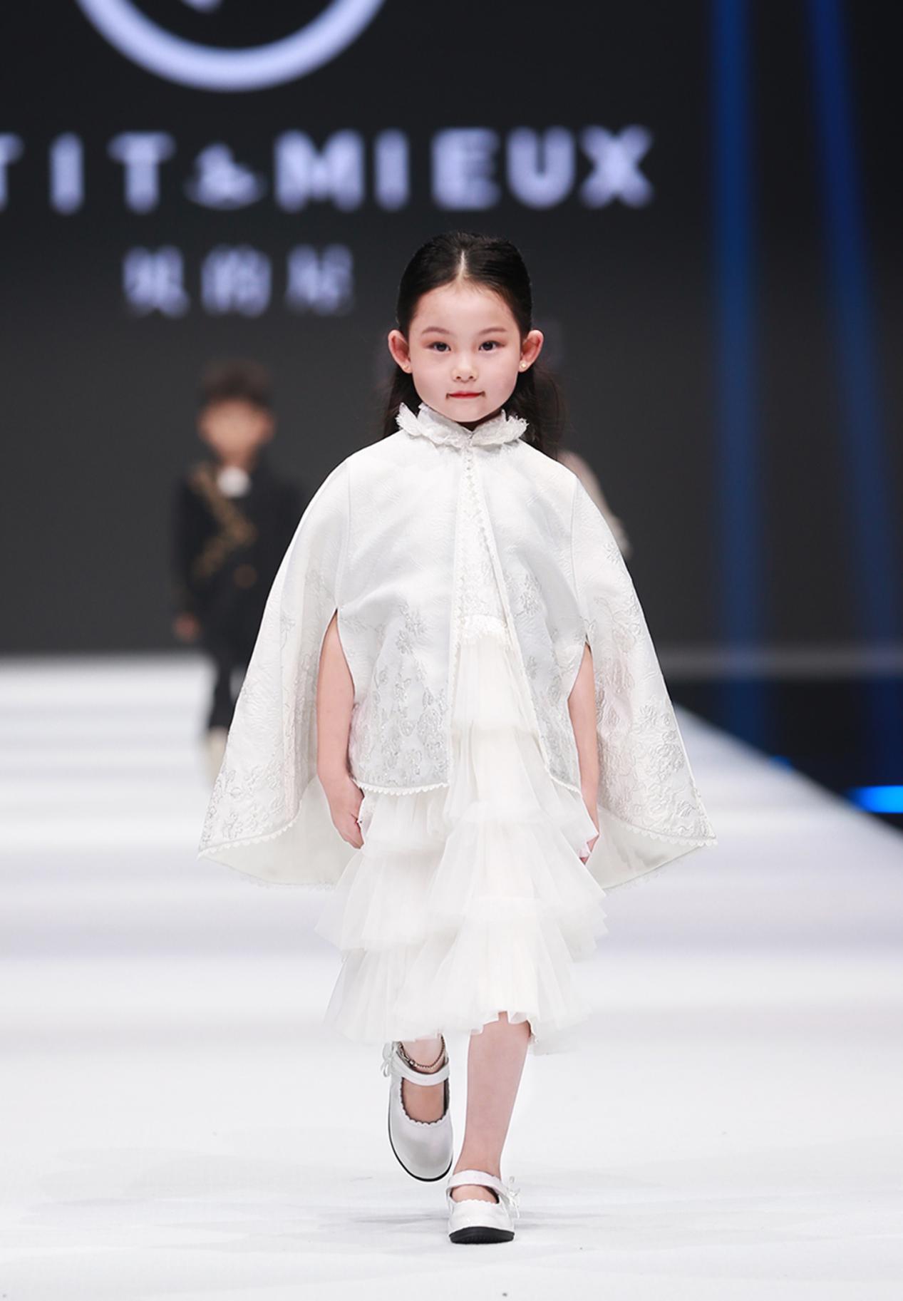 PETITMIEUX贝的屋“礼御童服”儿童时尚周压轴亮相
