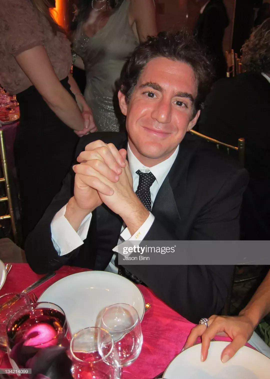 刚和嫩模男友分手，50岁邓文迪又收割一位富豪