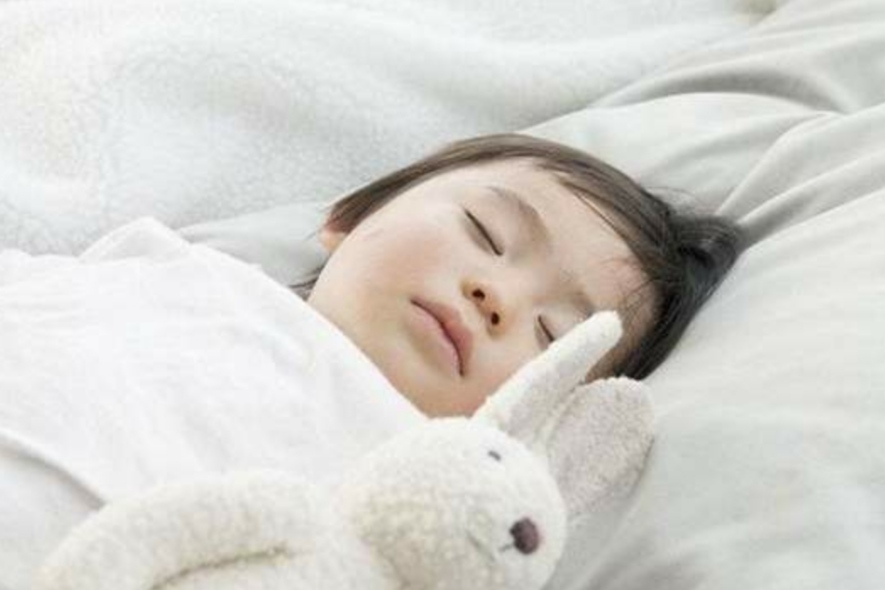 宝宝睡着老是笑是做梦吗,为什么宝宝睡觉嘴巴一直动