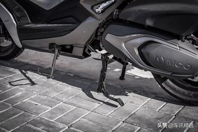趴不动重机，换一台踏板如何？能压弯的XcitingS400，颜值还很高