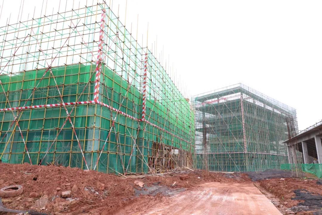 占地300亩的学校,占地3万多平米的学校