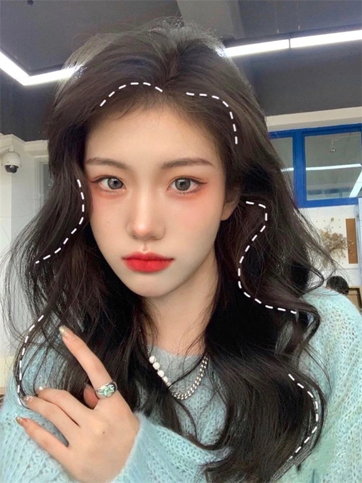 烫卷发今年流行哪种颜色,减龄显小的烫发是你最佳选择