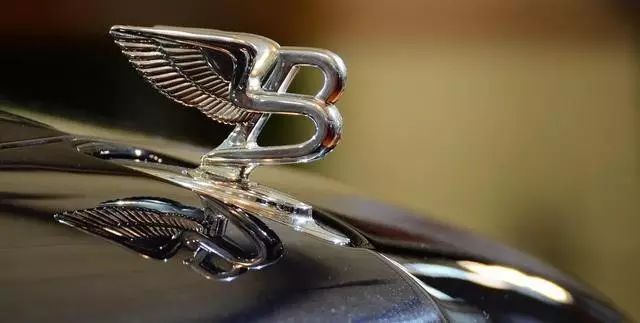 宾利除了前面有b还有别的字母吗,宾利黑色和红色标志