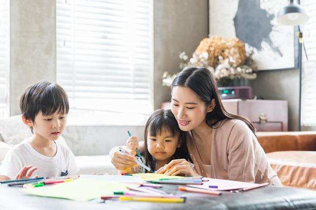 哥哥给弟弟示范吹气球,把气球“吹”跑了,网友:弟弟的笑真治愈