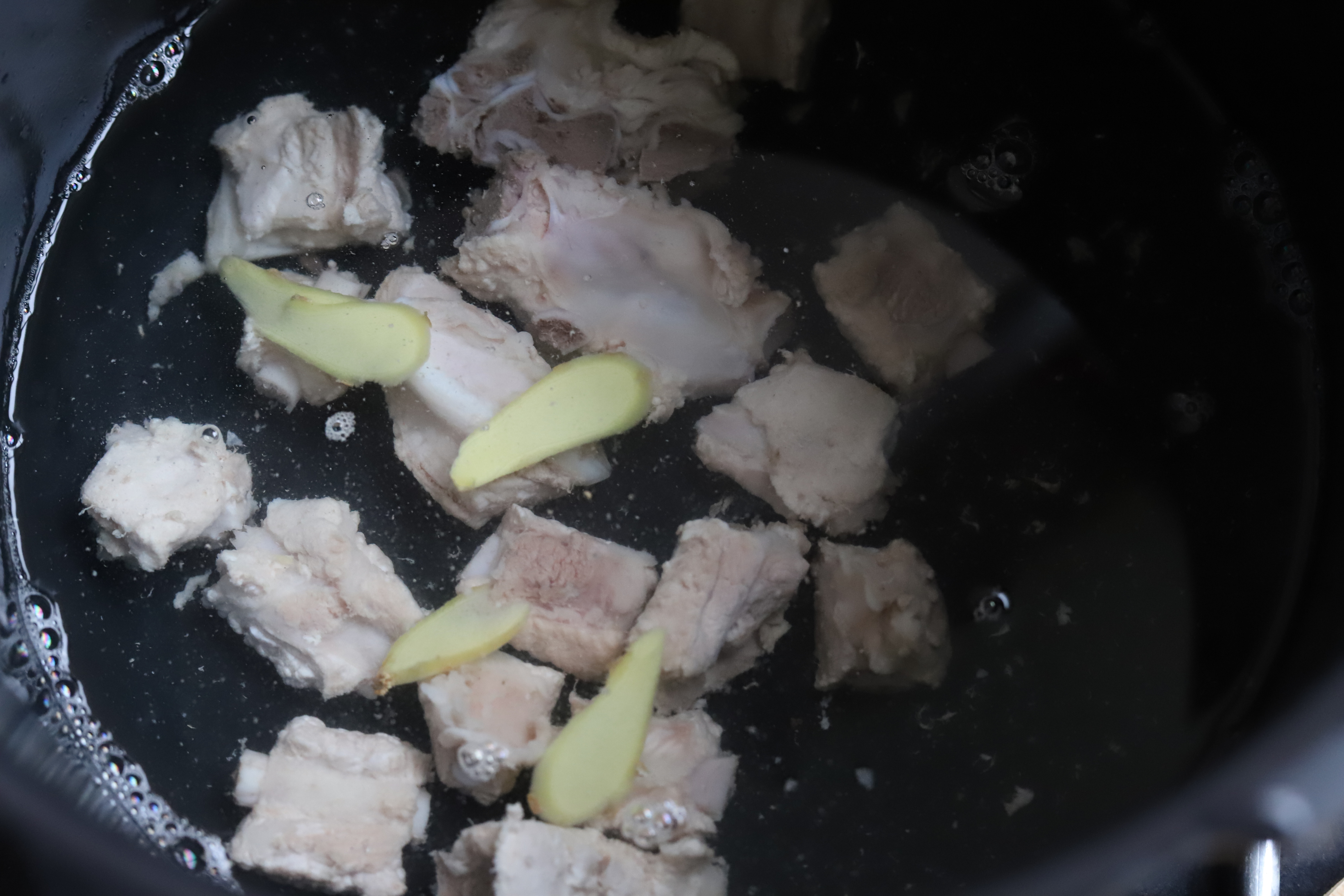 排骨汤怎么做不腥又好喝,胡萝卜玉米排骨汤怎么做才不会腥