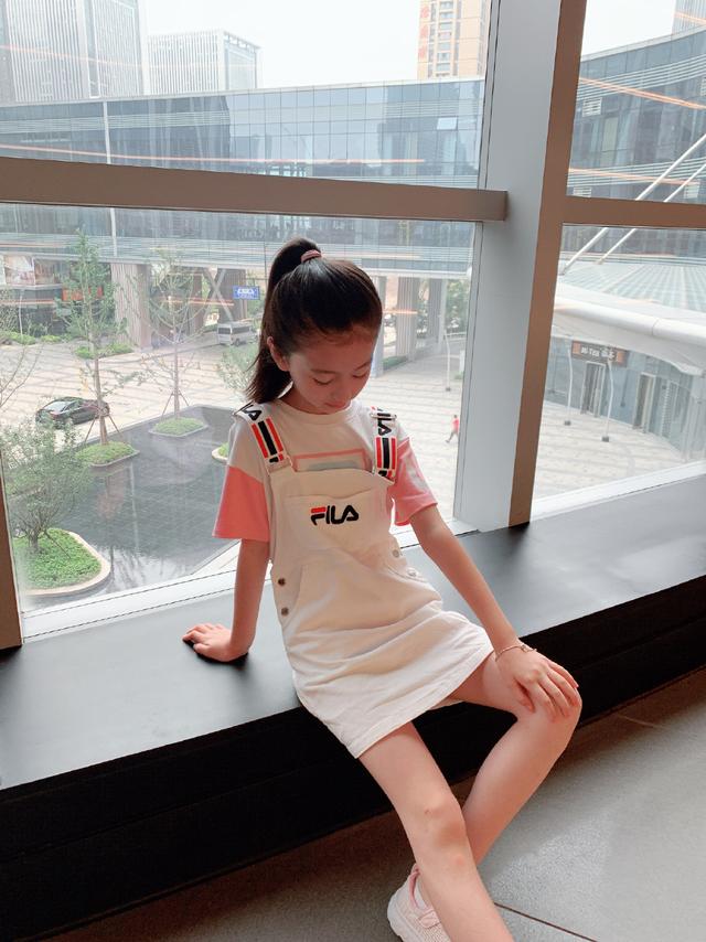 裴佳欣童模衣服,长得太漂亮被禁止整容的童星