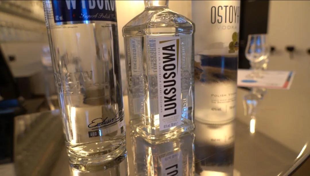 同为烈酒为何伏特加畅销全球,伏特加与中国白酒谁劲大