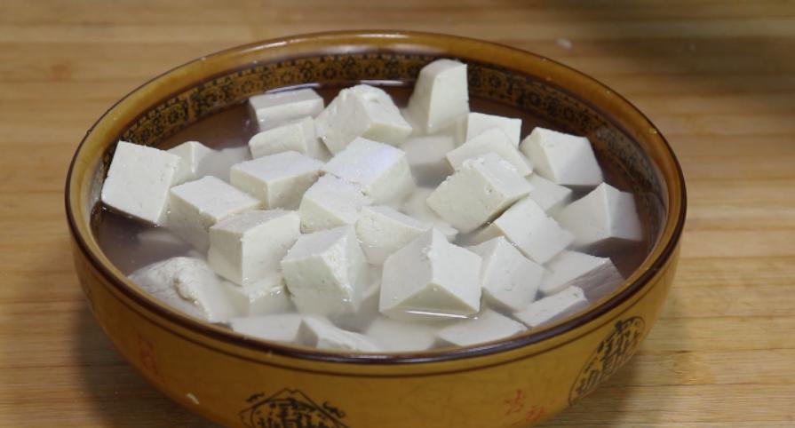 豆腐煎的两面金黄又不会烂的方法,煎豆腐的家常做法简单又好吃视频