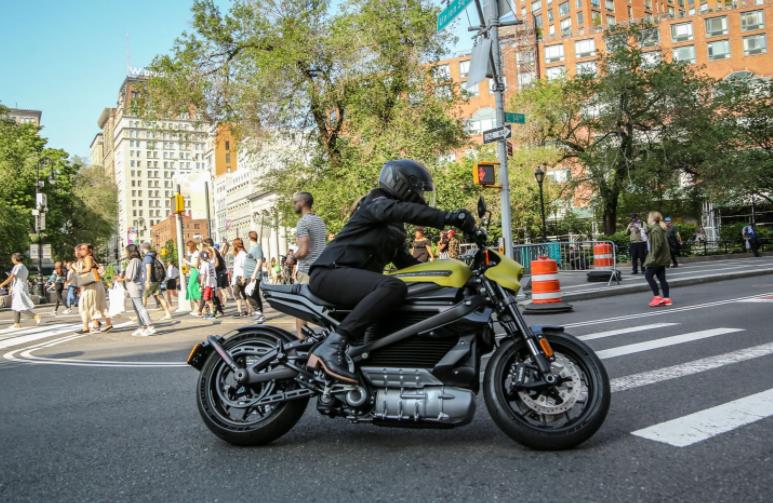 哈雷电动摩托livewire测评,哈雷电动摩托车livewire2023