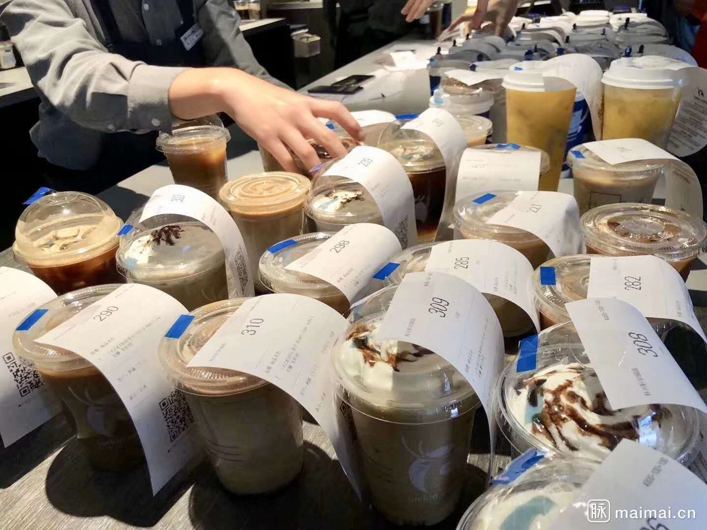 瑞幸咖啡董事长发声，APP、小程序崩溃：大爷大妈都来门店薅羊毛