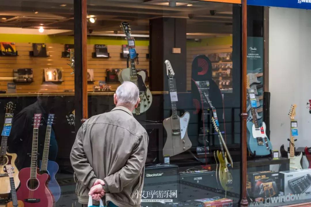 纽卡斯尔，店主为我弹奏了一把十万元的吉他