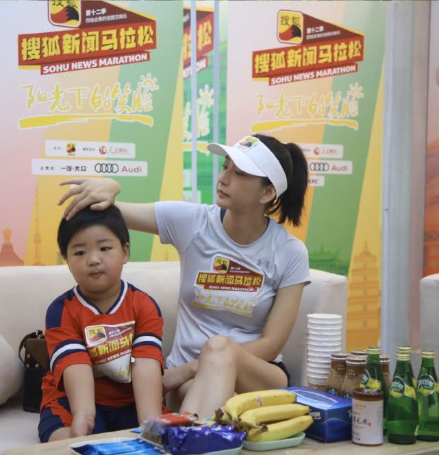 唐一菲带儿子综艺,唐一菲近期和孩子照片