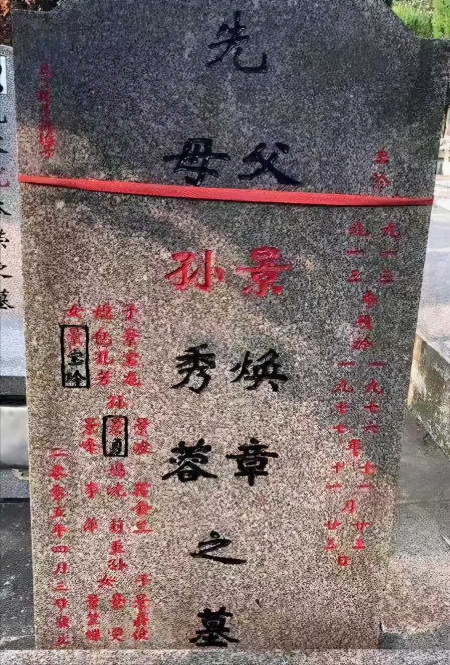 她23岁为国牺牲,初恋为其守墓一生未婚,弟弟苦寻64年在墓地痛哭