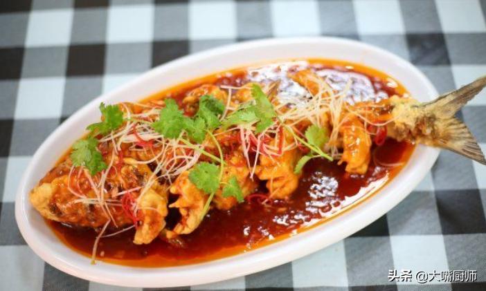 炖鱼里边添什么佐料鱼不腥气,炖鱼放不放鸡精