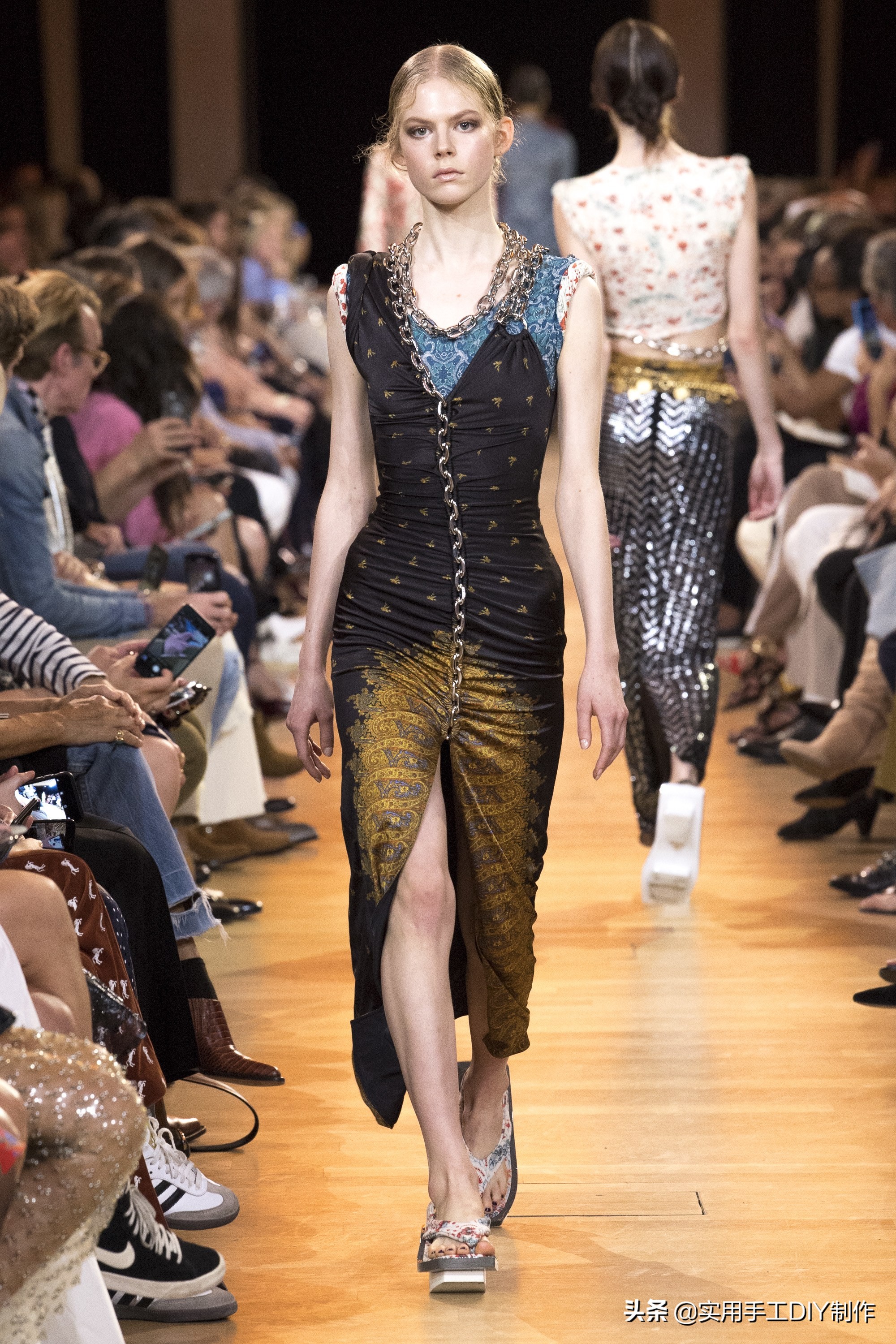 时装周pacorabanne系列2020,pacorabanne2021春夏系列金属长裙