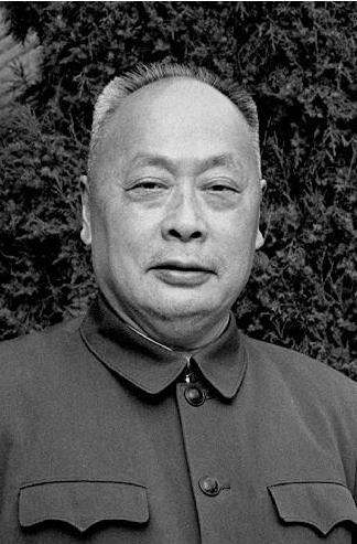 美国记者与周恩来握手，故意掏手帕不停擦手，周总理一招轻松反击