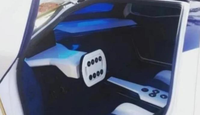 迪拜王子5亿超跑速度比飞机快，一看内饰：方向盘都没，驮着开？