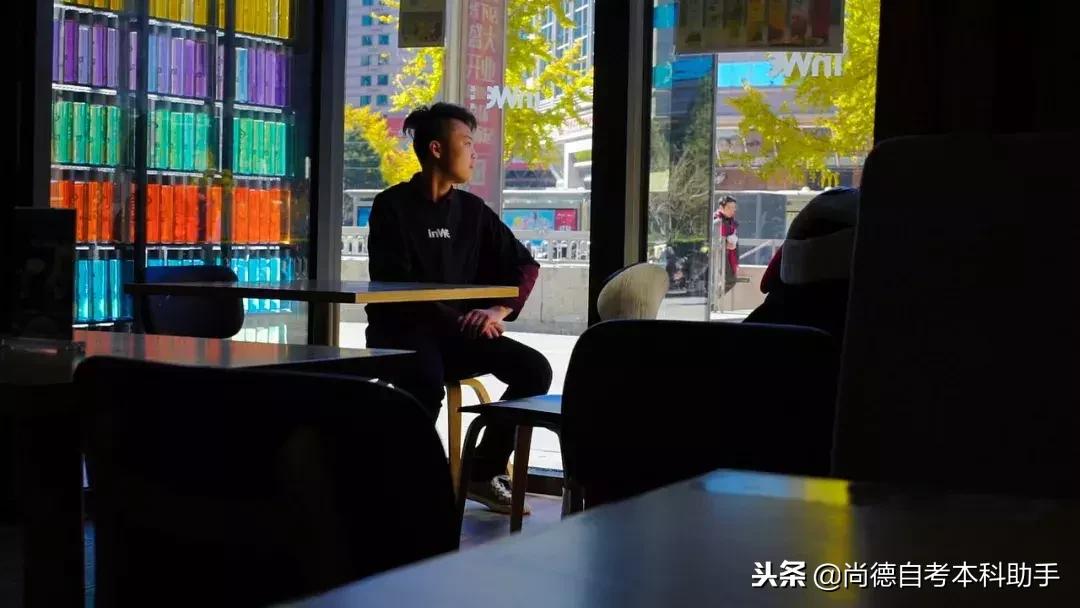 他只有初中文凭却成为数学家,他只有中专学历却逆袭成为博士