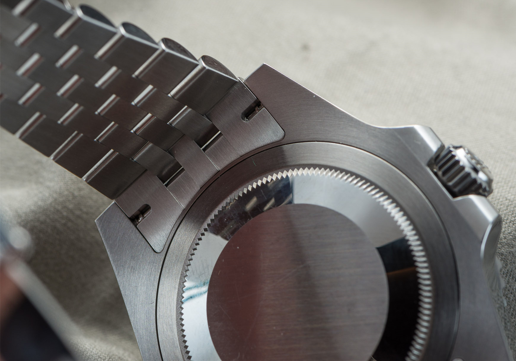 劳力士水鬼和欧米茄表哪个好,劳力士水鬼和卡西欧水鬼对比