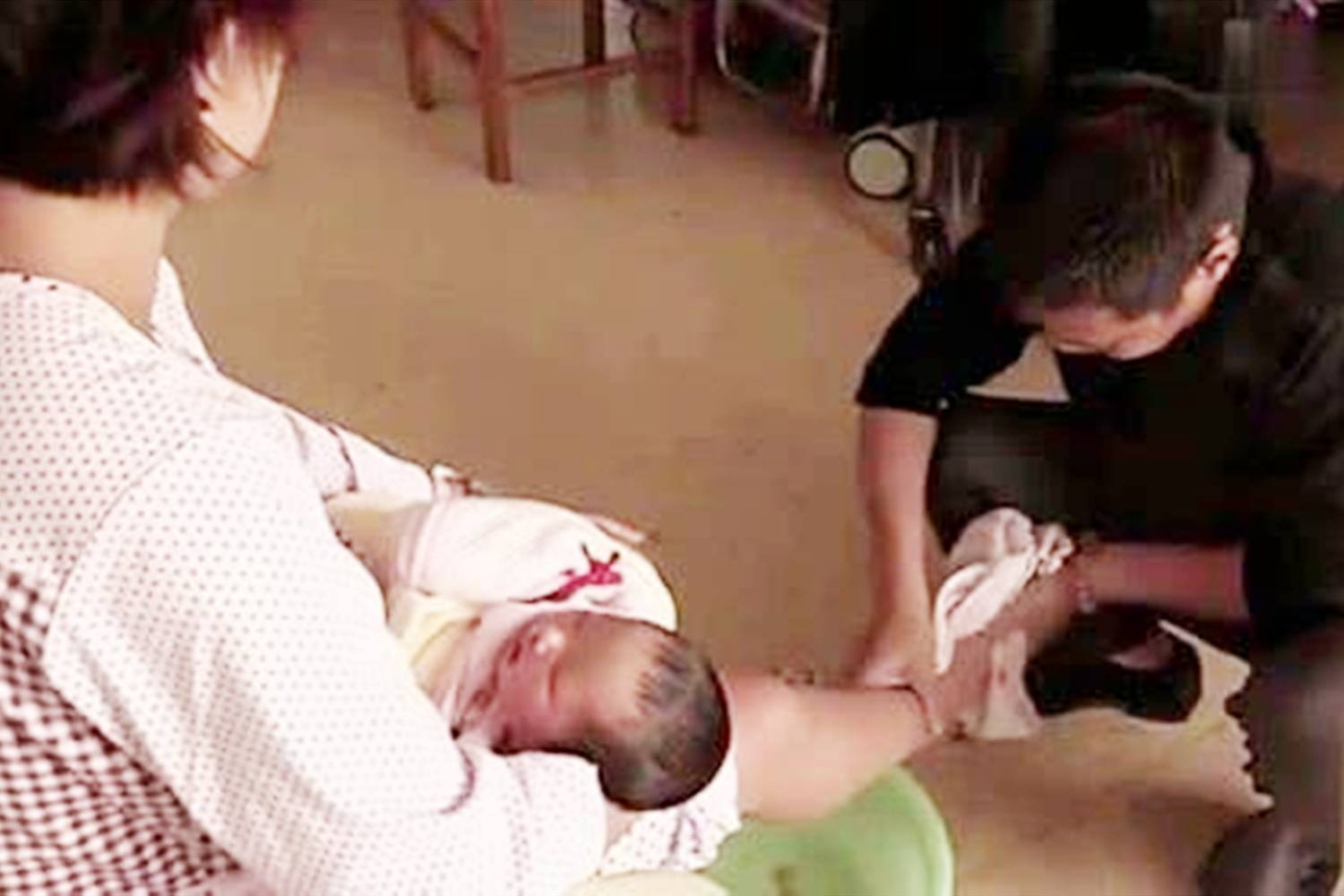 妻子刚生完孩子丈夫就谋划离婚,妻子刚生完孩子丈夫就家暴