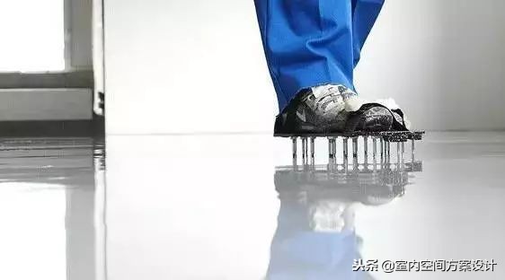 高强度自流平水泥施工方法,彩色水泥自流平地面施工视频