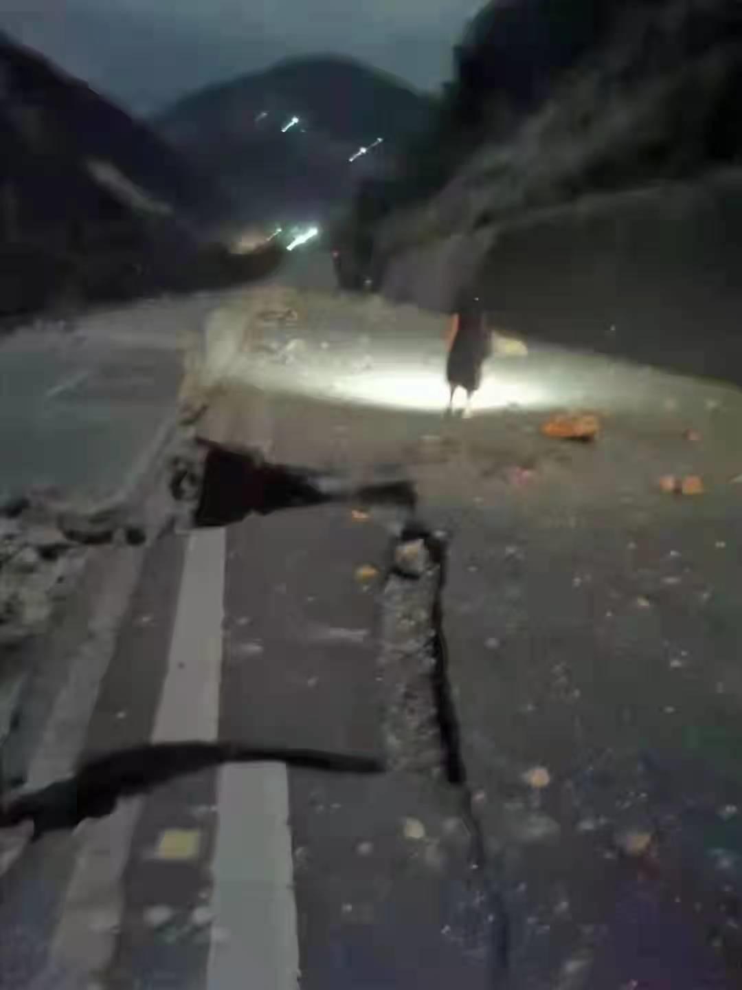 云南青海接连强震死伤39人，有人已在广场睡了两晚，近40年未见类似情况，专家提醒未来有无更强地震仍需关注