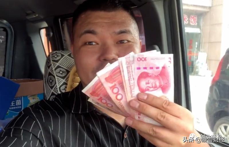 一个人一辆小厢货,一个人一辆摩托小生意