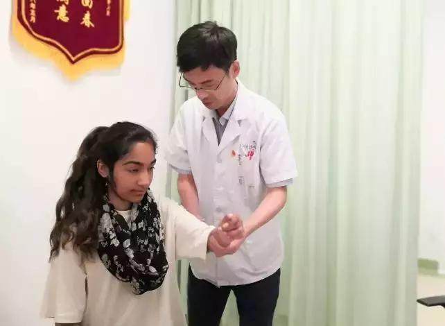 英国女孩罕见怪病腿发软,英国怪病少女