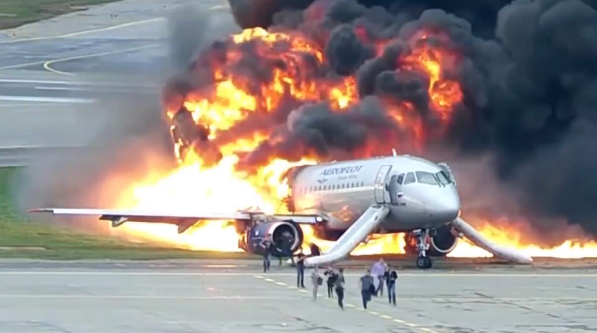 飞机为什么要在万米高空中飞行,为什么飞机必须在万米高空上飞行