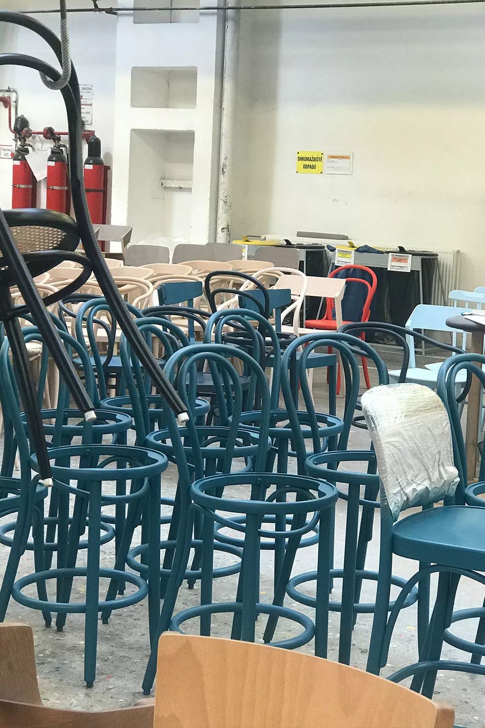 探访TON工厂看经典椅子背后的故事|疯狂24h我们去捷克干了啥？