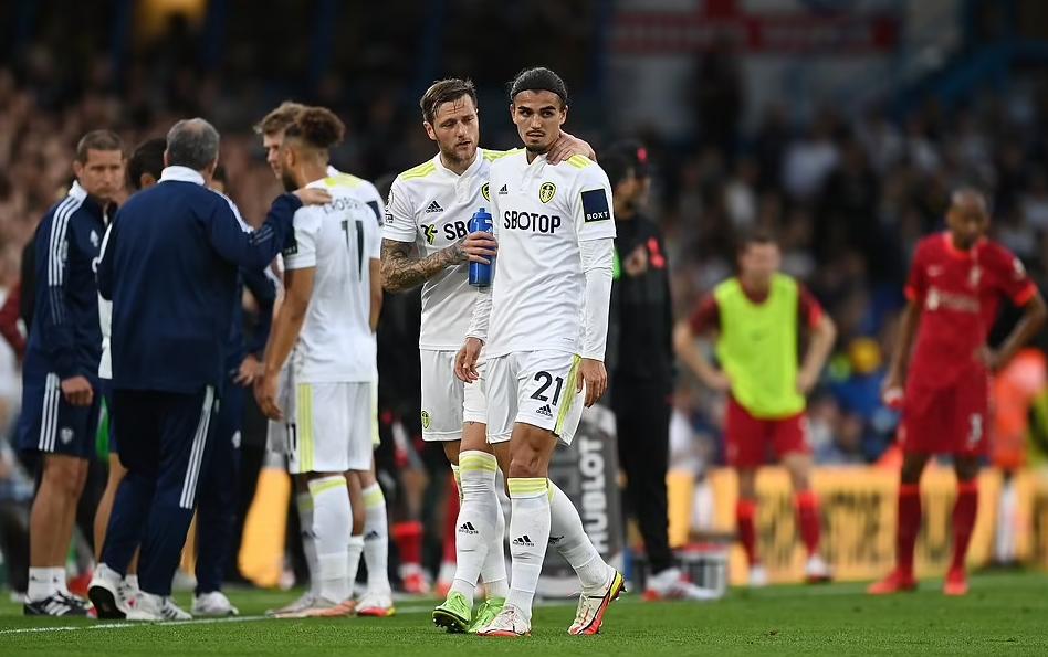 利物浦小将埃利奥特被铲,利物浦0比0曼联红牌