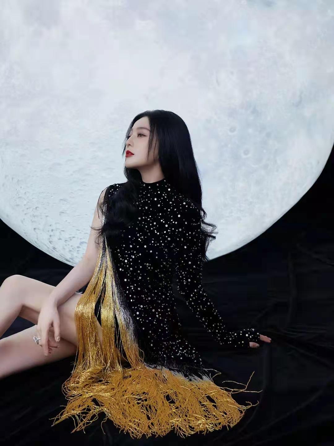 范冰冰与粉丝合影戒指抢镜,范冰冰参加友人聚会