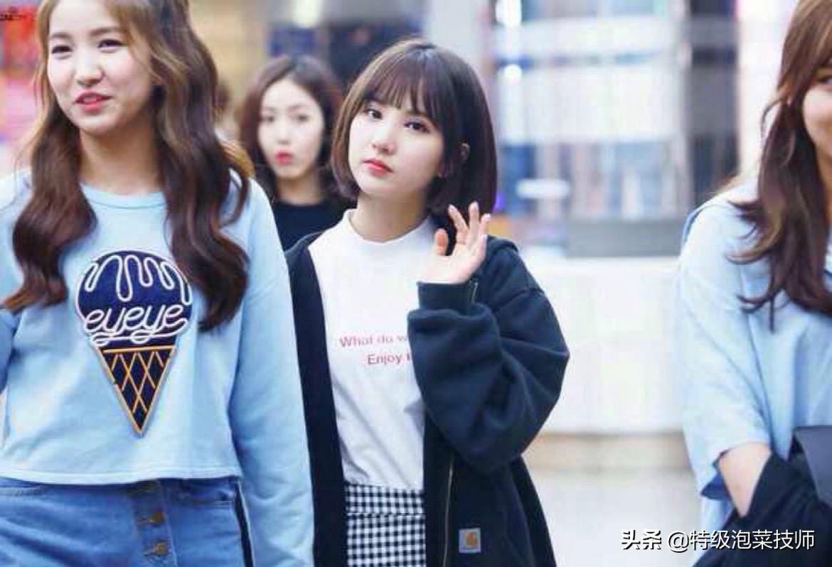 捧太过?韩国女团出新歌,人气一般的成员竟直接拿队友当凳子?