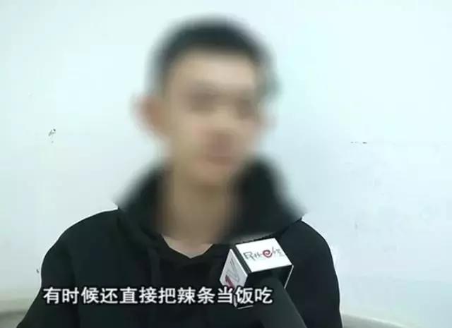 太任性！火车上连吃5包辣条致腹泻，原因：男友发微信给前女友