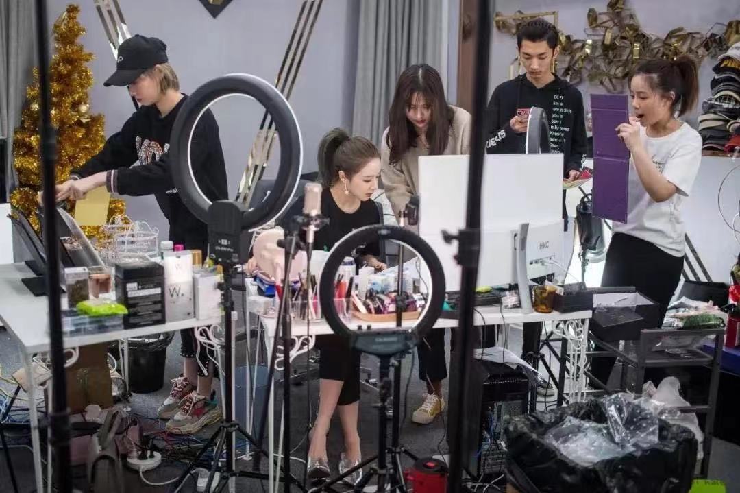 薇娅怎么有资格采访袁隆平,薇娅采访袁隆平一年收入多少