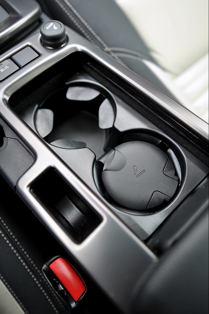 沃尔沃双门轿跑c30,坦克70多万车